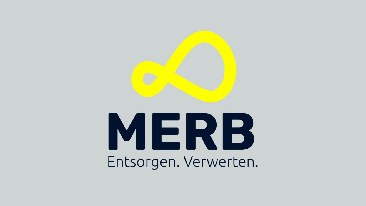 Wort-Bild-Marke von MERB: dunkler Schriftzug und gelber Infinity-Loop auf hellgrauem Hintergrund