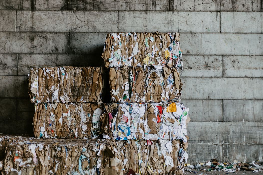 Zu Ballen gepresstes Altpapier
