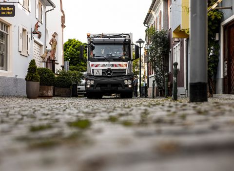 Ein Müllwagen in der Offenburger Altstadt